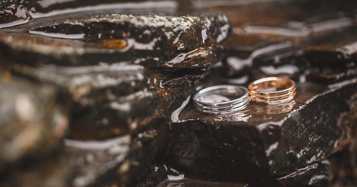 Platina vs ouro branco em joias, anéis e alianças